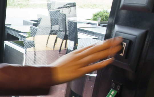 Bouton-poussoir d'ouverture – Push-button opening