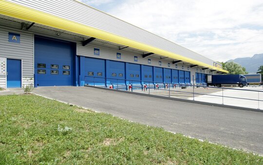 record GATES V 40 – porte sectionnelle dotée de panneaux pleins en acier